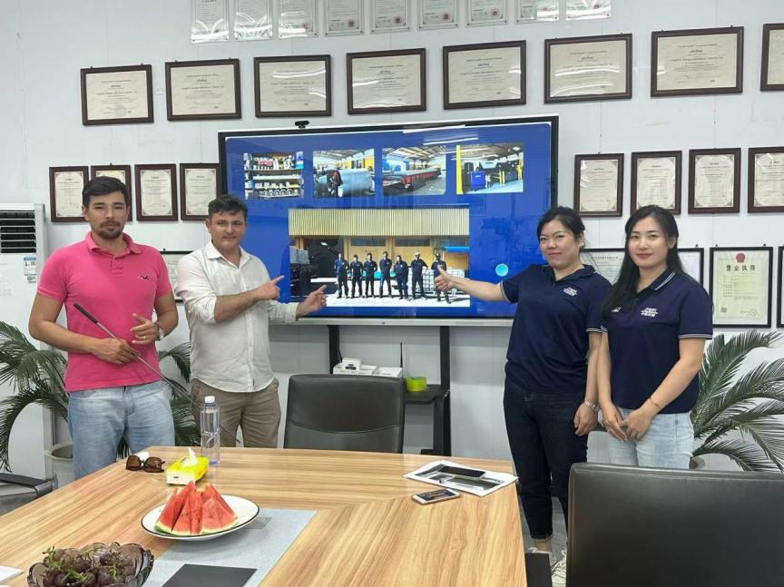 品質(zhì)鑄就信任：巴西客戶批量采購PU復(fù)合板、琉璃瓦及TR35單板成型機