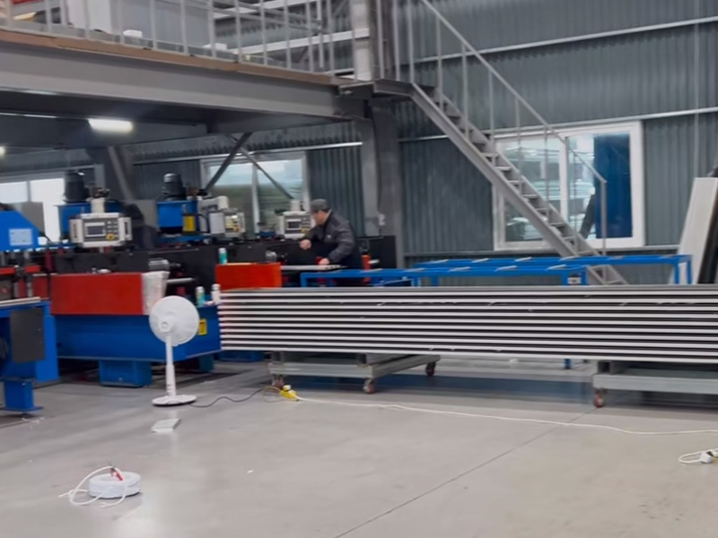 跳出 “內(nèi)卷” 漩渦！中拓冷彎聯(lián)合韓方研發(fā)光伏屋面板型，邁向綠色能源新時(shí)代